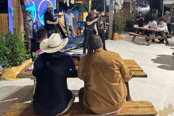 César Mendoza participó como jurado en el Primer Festival Mundial de Coplas en Miami