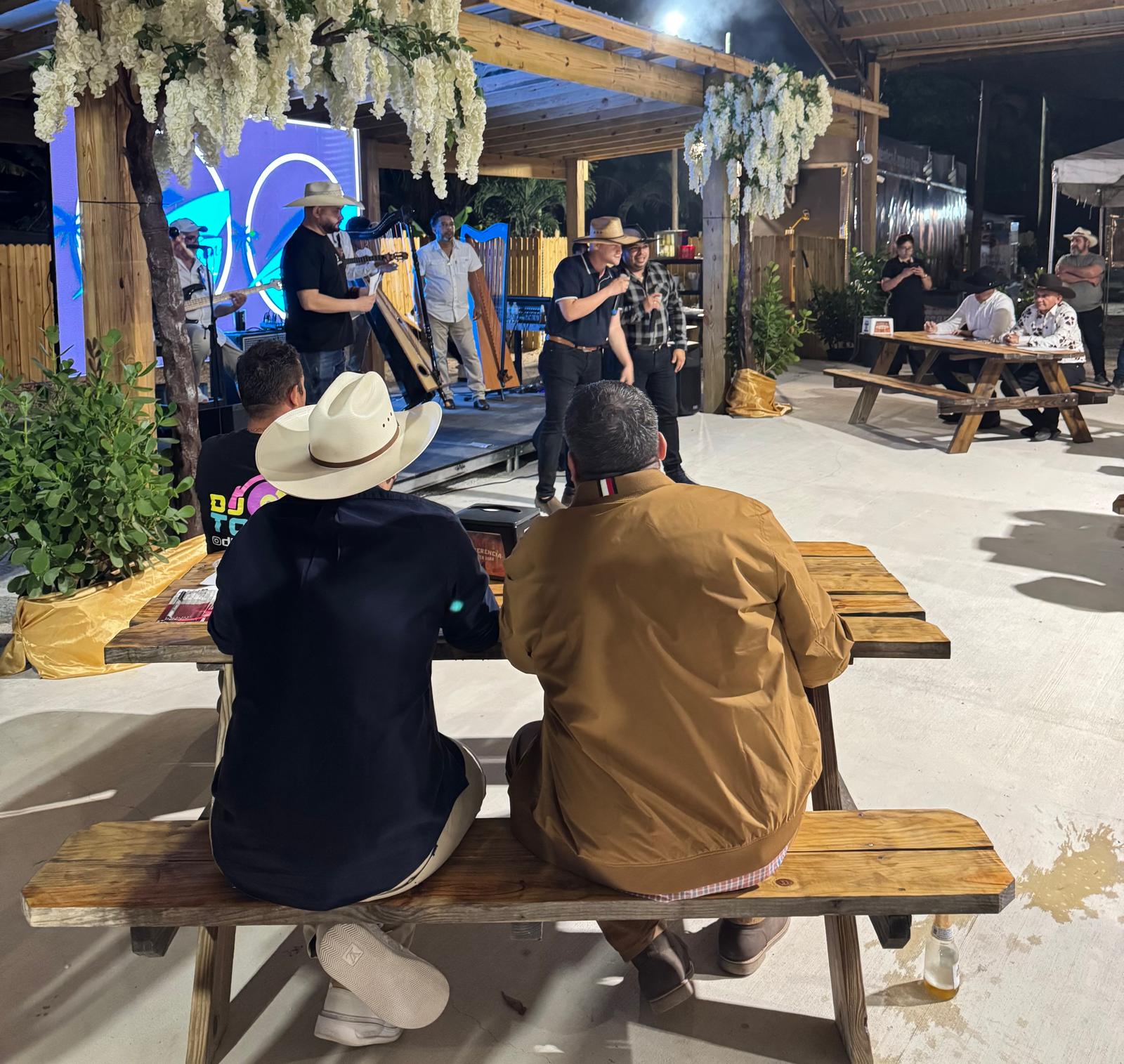 César Mendoza participó como jurado en el Primer Festival Mundial de Coplas en Miami