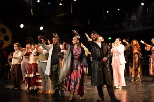 Jóvenes actores kuwaitíes brillan en “Los niños de la máquina del tiempo”