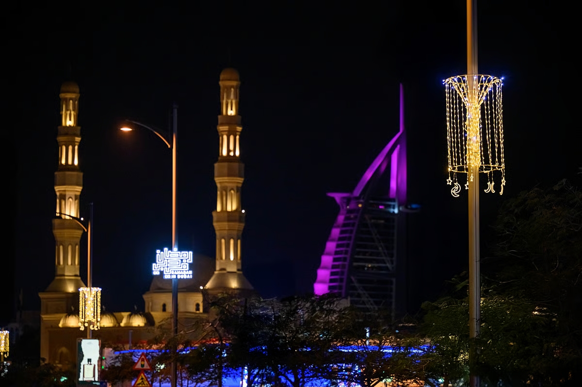 Dubái se ilumina con decoraciones espectaculares en Ramadán