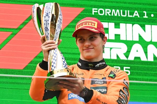 Óscar Piastri gana el Gran Premio de China desde la pole en el doblete de McLaren