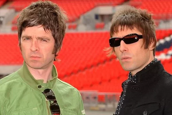 Los hermanos Gallagher actúan en secreto en el escenario antes de los conciertos de Oasis