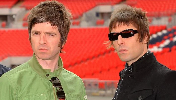 Los hermanos Gallagher actúan en secreto en el escenario antes de los conciertos de Oasis