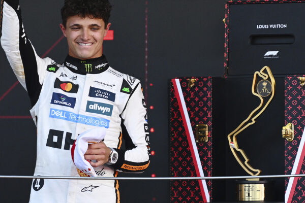 Lando Norris gana el trofeo del Gran Premio TAG Heuer de Mónaco de Fórmula 1® 2025 en Montecarlo, presentado en su baúl de trofeos Louis Vuitton a medida