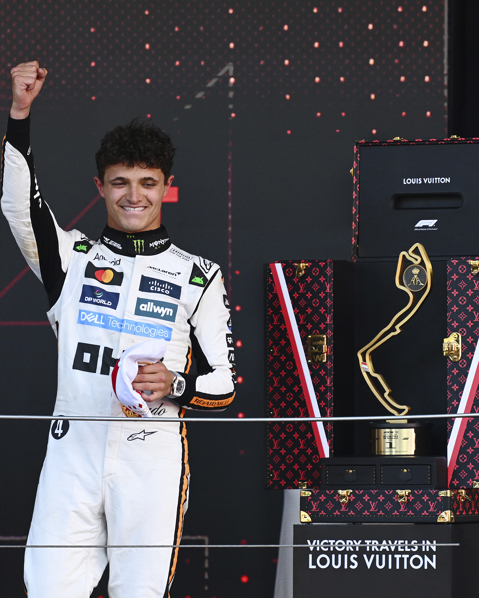 Lando Norris gana el trofeo del Gran Premio TAG Heuer de Mónaco de Fórmula 1® 2025 en Montecarlo, presentado en su baúl de trofeos Louis Vuitton a medida