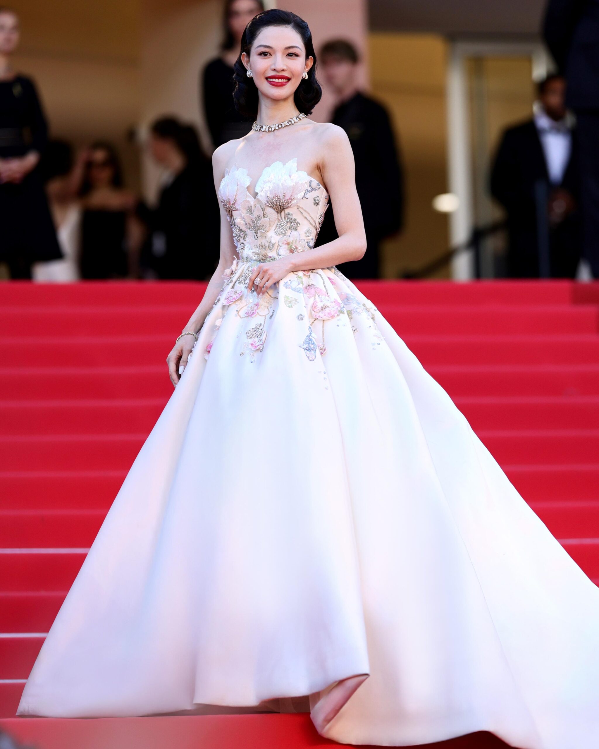 ELIE SAAB VISTE A IRINA SHAYK, HALLEY BERRY Y ELAINE ZHONGCHUXI EN CANNES 2025