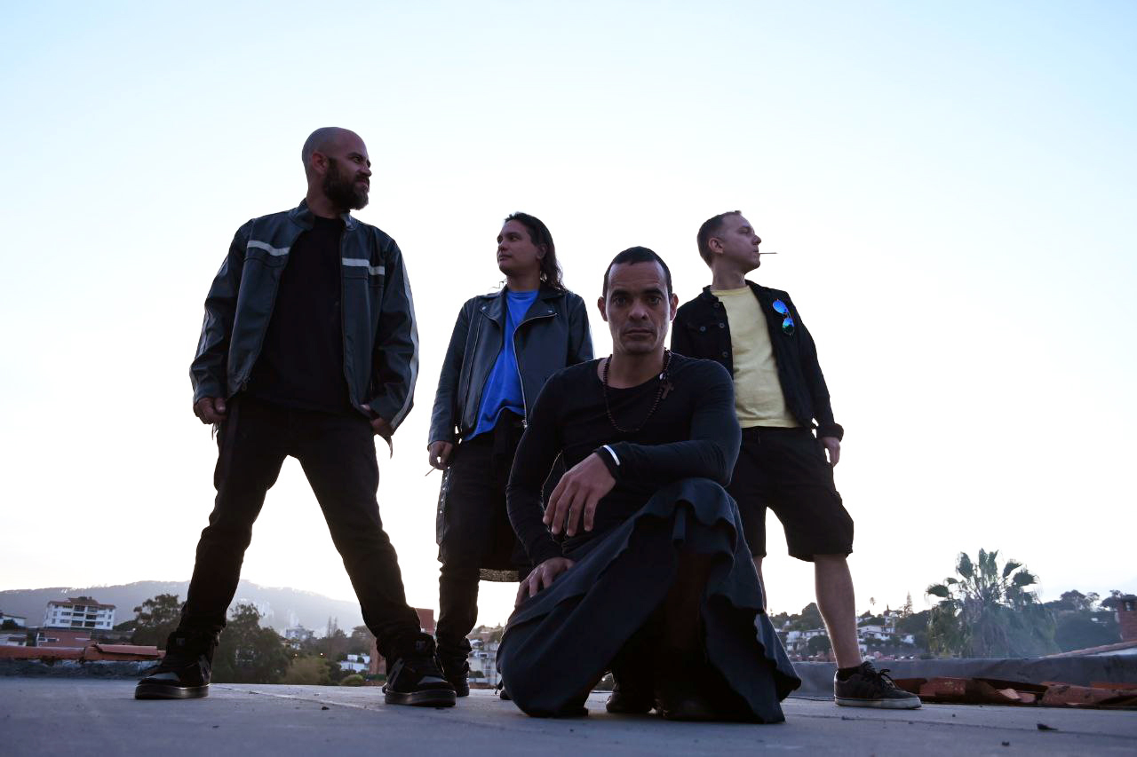 Nueve Noventa te invita a olvidar el drama de espacio y tiempo con “Ojos”