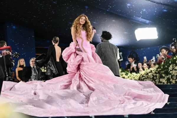 Invitados de lujo brillan en la Gala del Met