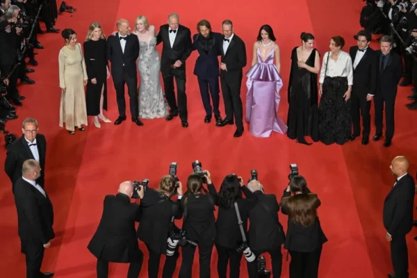 Una película noruega protagonizada por Elle Fanning recibe una ovación de 19 minutos en Cannes