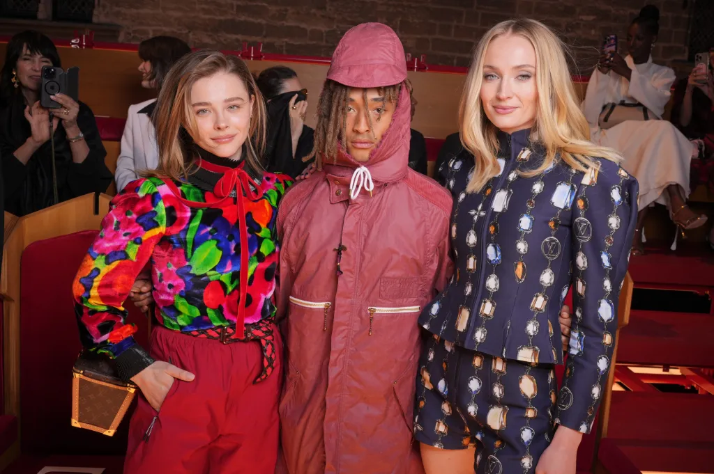 CELEBRIDADES ENGALANARON  LA ALFOMBRA ROJA DEL DESFILE CRUISE 2026 DE LOUIS VUITTON