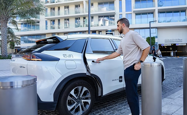 Dubái iniciará este año pruebas de taxis sin conductor con Uber y WeRide