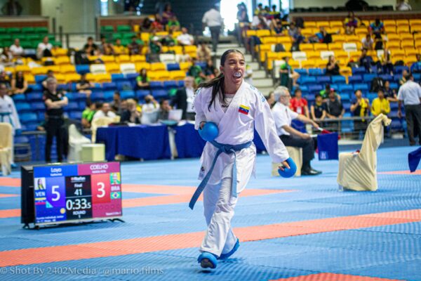 Karateca Katherine Loyo se corona como reina suramericana en el campeonato de la especialidad