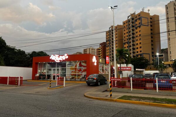 Arturos renueva  su restaurante de Lechería con nueva imagen