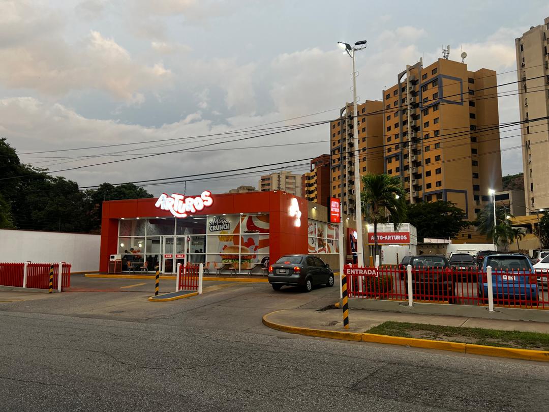 Arturos renueva  su restaurante de Lechería con nueva imagen