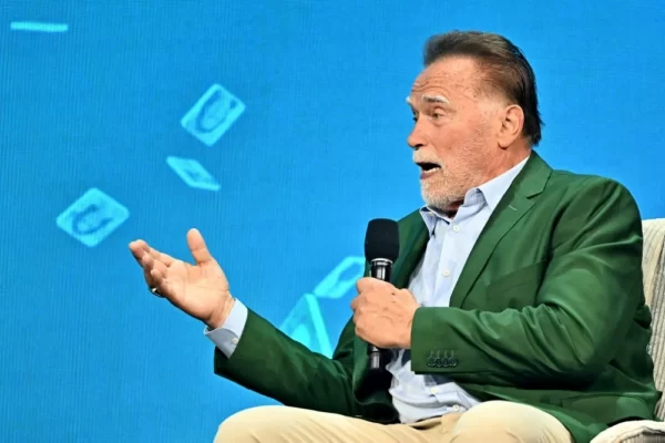 Schwarzenegger sorprende a los usuarios del metro de Viena con un mensaje sobre el clima