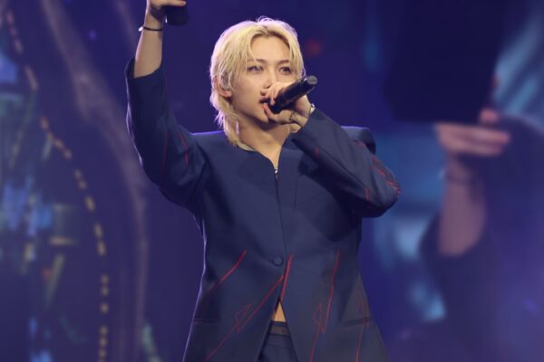 LA ESTRELLA DE POP AUSTRALIANO FELIX, DE STRAY KIDS, VISTE LOUIS VUITTON EN EL STADE DE FRANCE