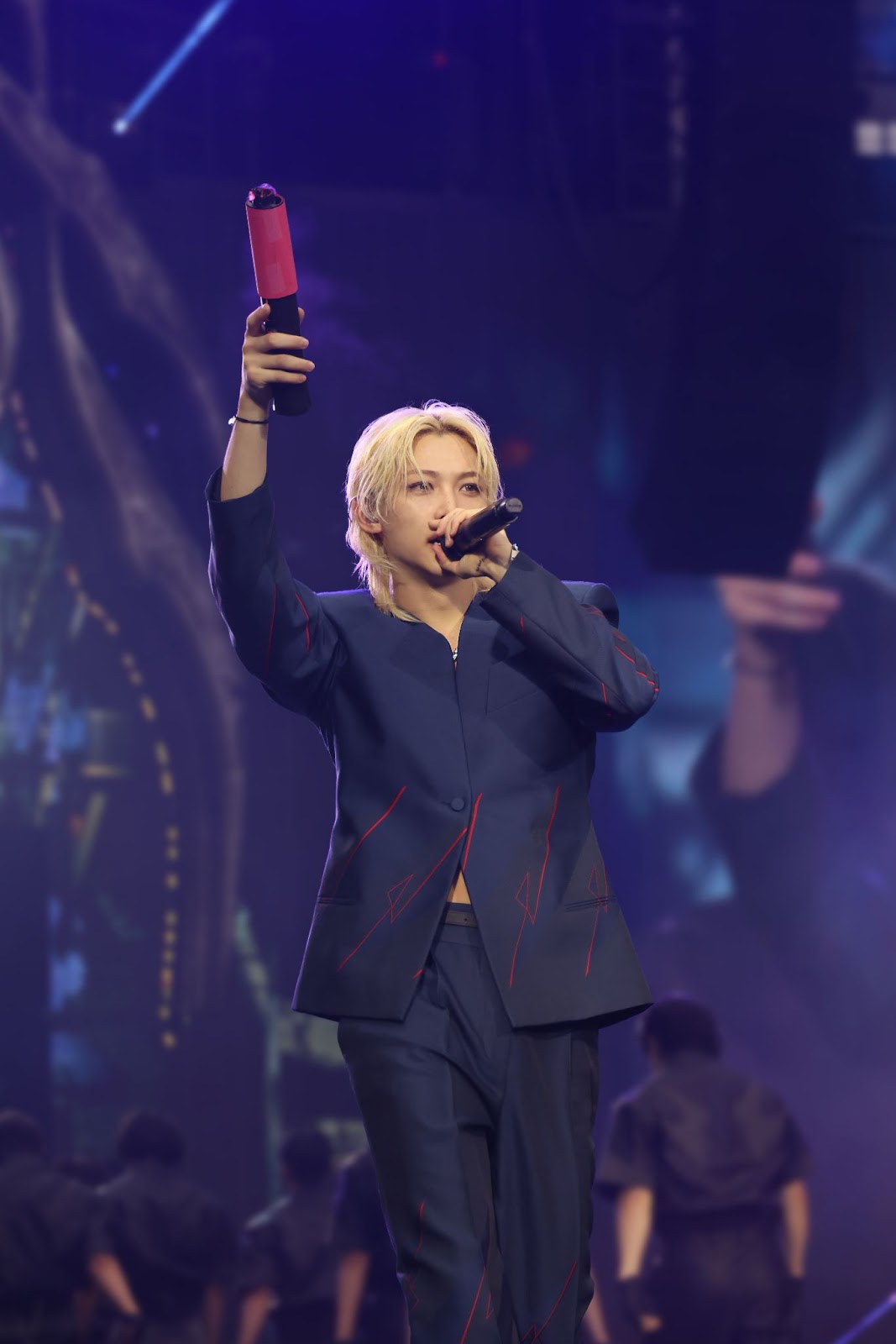 LA ESTRELLA DE POP AUSTRALIANO FELIX, DE STRAY KIDS, VISTE LOUIS VUITTON EN EL STADE DE FRANCE