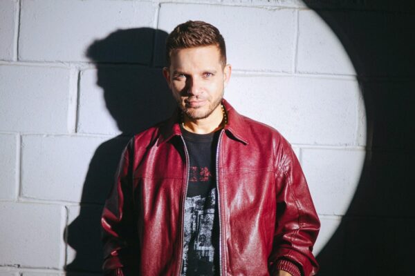 Omar Acedo desata la locura con “Psiquiatra”  junto a Israel de Buena Fe