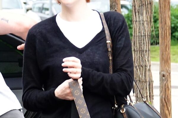 EMMA STONE LLEVA LOUIS VUITTON EN VENECIA, ITALIA