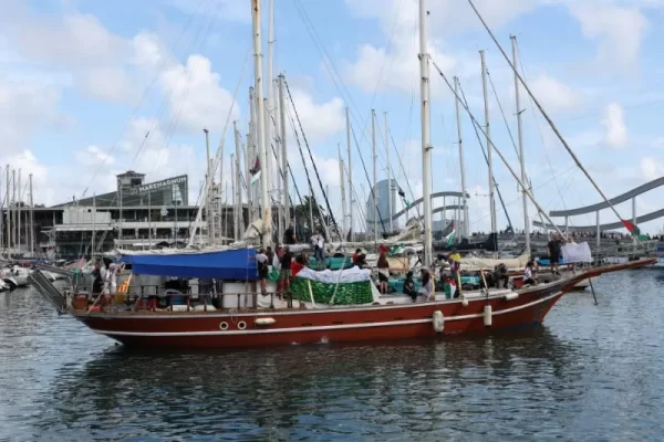Flotilla de ayuda con Greta Thunberg zarpa hacia Gaza