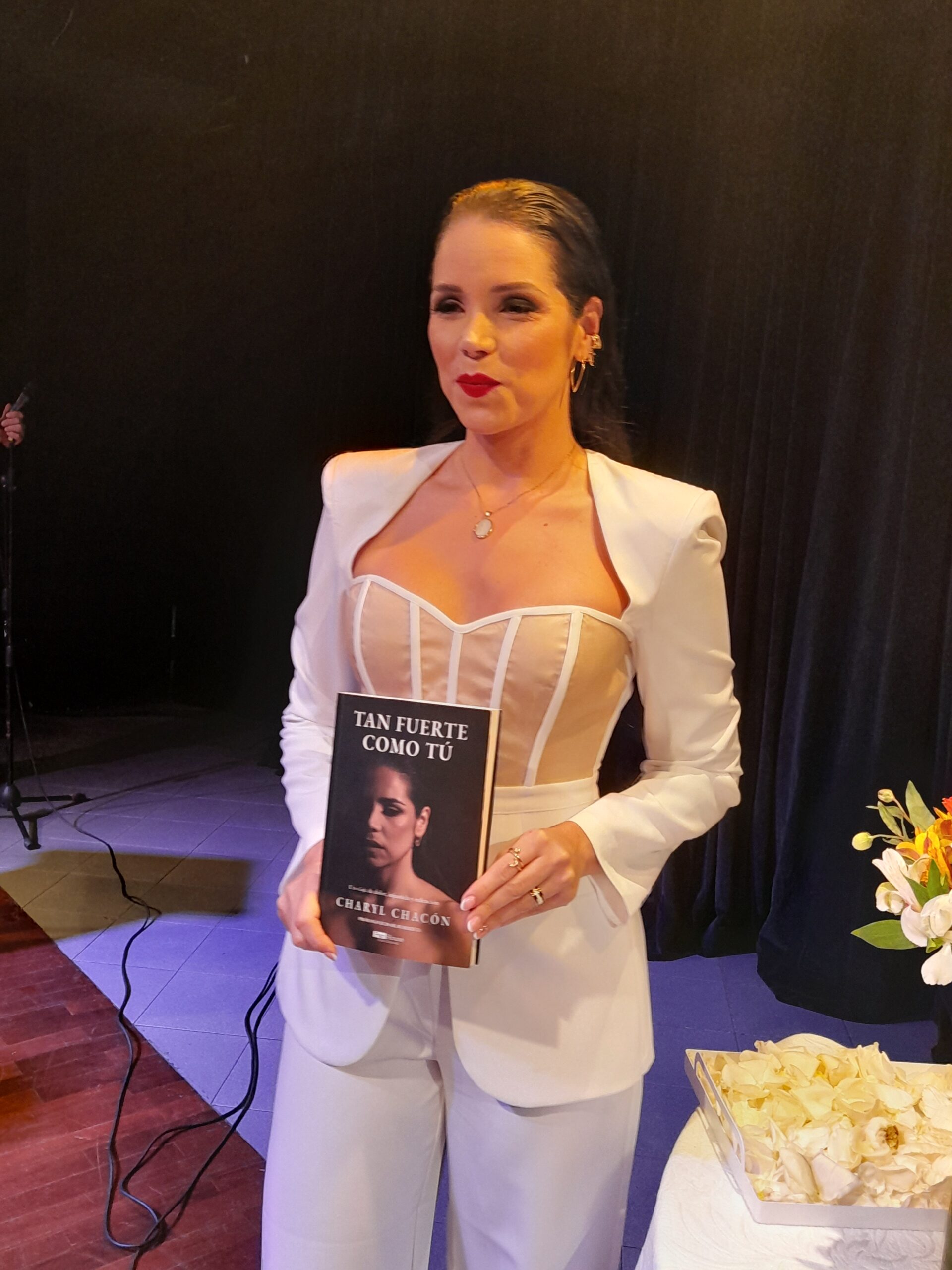 CHARYL CHACÓN PRESENTA SU PRIMER LIBRO “TAN FUERTE COMO TÚ”