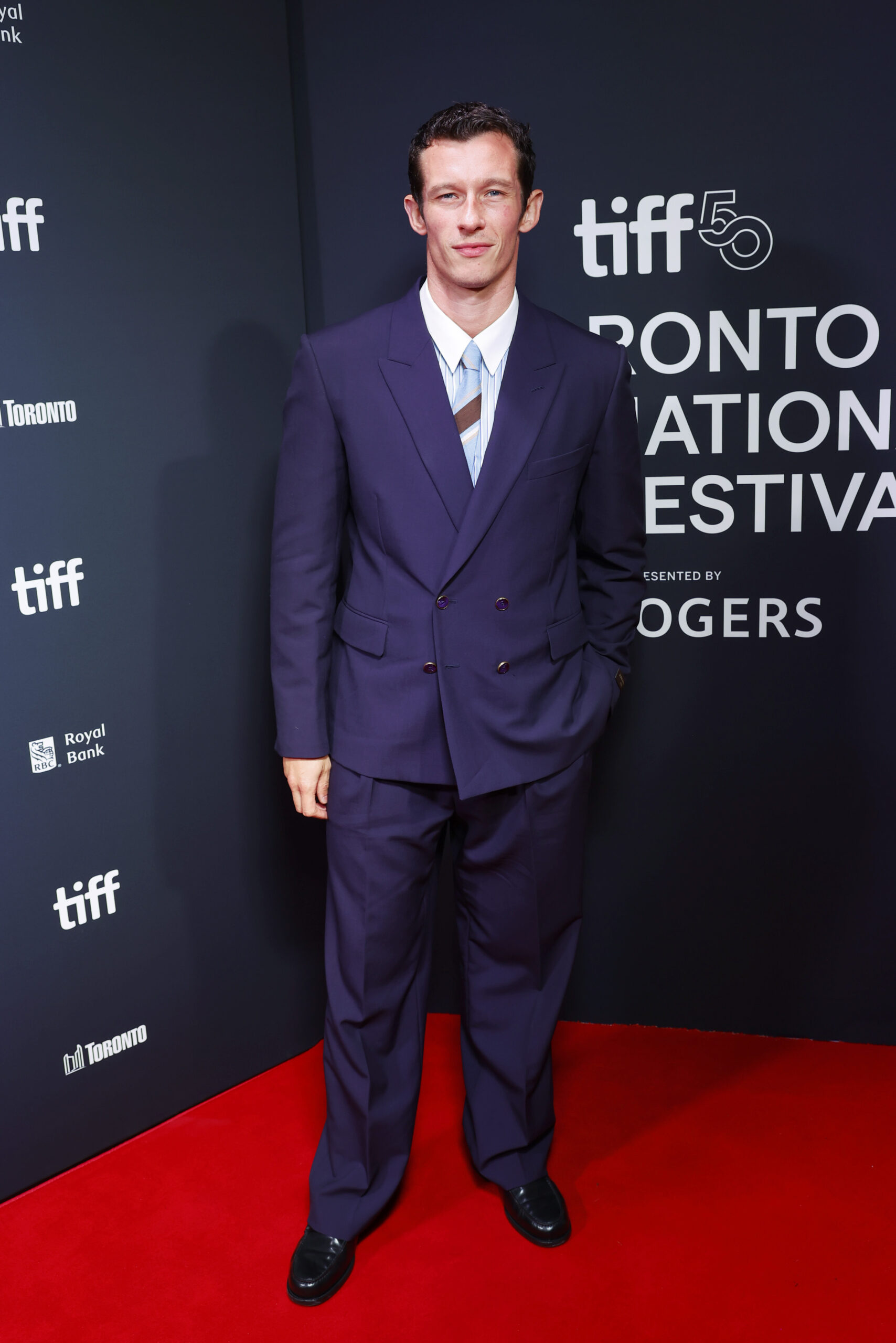 CALLUM TURNER VISTE DE LOUIS VUITTON EN LA PREMIERE DE «ETERNITY»
