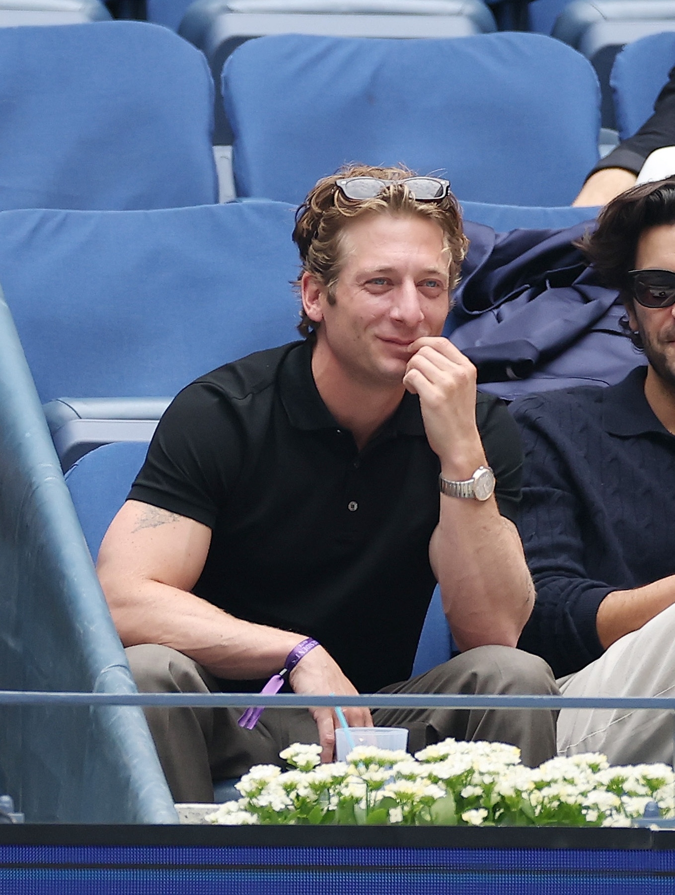 JEREMY ALLEN WHITE LLEVA EL RELOJ TAMBOUR DE LOUIS VUITTON EN EL US OPEN