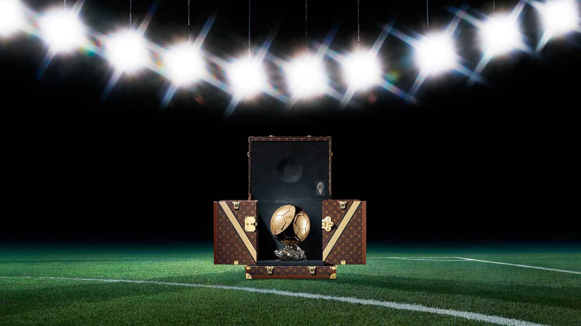 EL BALÓN DE ORO 2025 FUE PRESENTADO EN BAULES TROFEO DE LOUIS VUITTON
