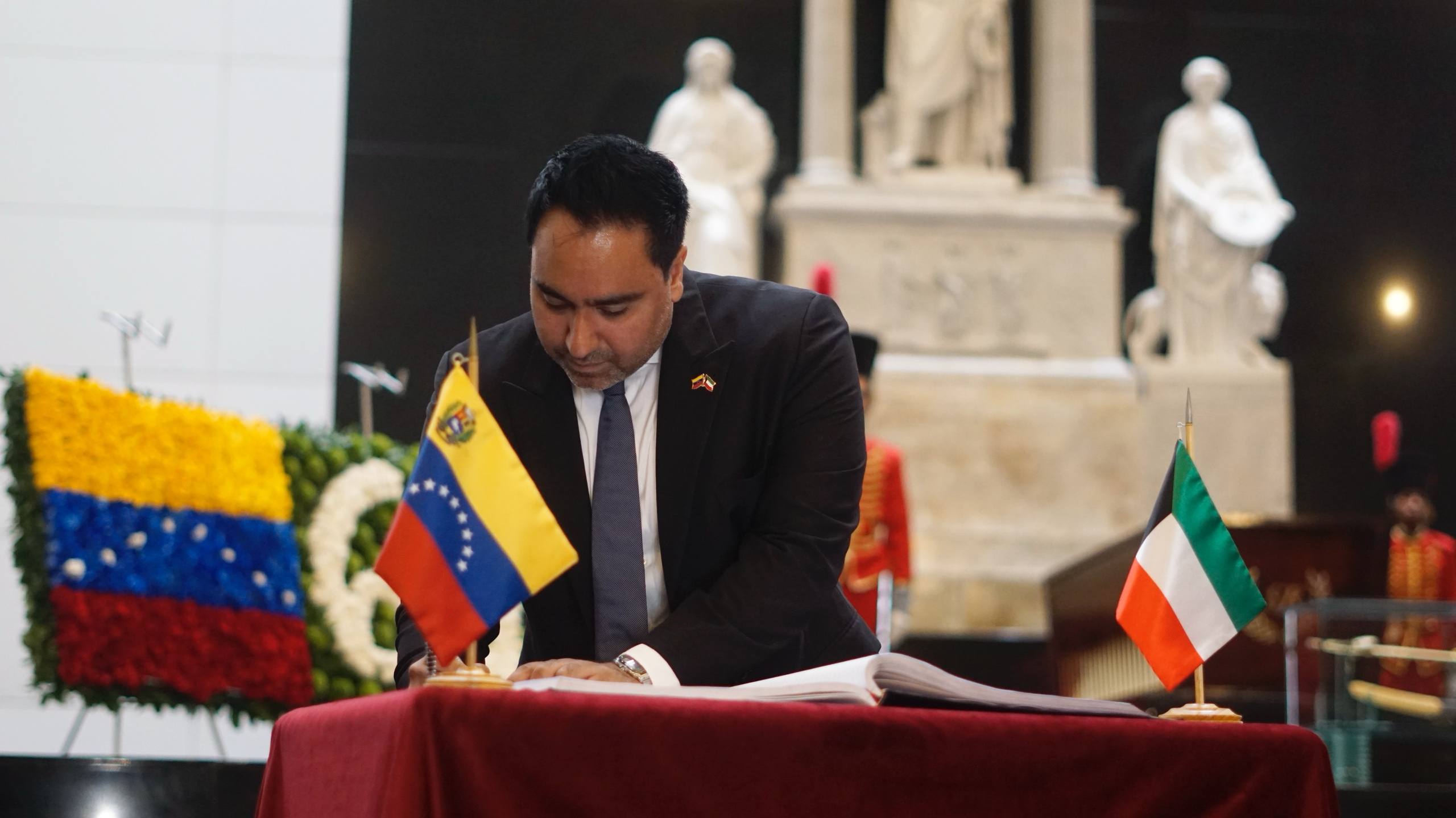 Venezuela y Kuwait rinden honores al Libertador por 60 años de relaciones diplomáticas