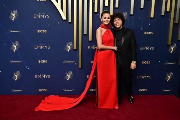 Las estrellas de televisión brillan en la alfombra roja de los Emmy
