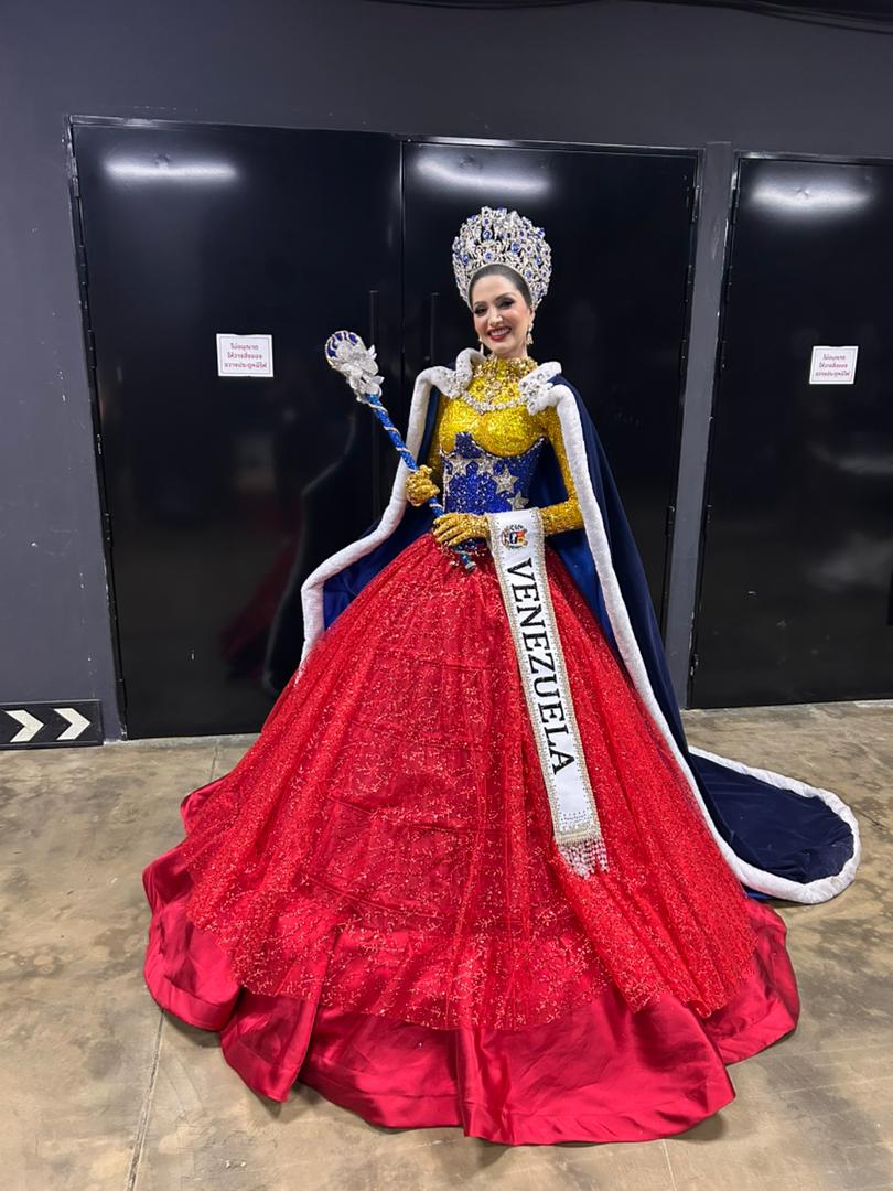 NARIMAN BATTIKHA BRILLA EN EL MISS GRAND INTERNATIONAL CON SU TRAJE TÍPICO: «HOMENAJE A LAS REINAS VENEZOLANAS»