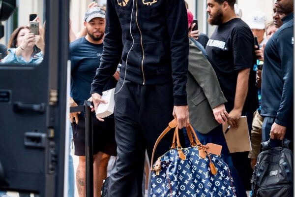 VITOR WEMBANYAMA LLLEVA LOUIS VUITTON EN CAMINO A UN PARTIDO EN INDIANA