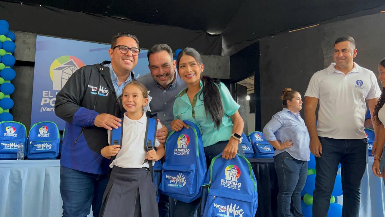 Alcalde de El Hatillo inicia entrega útiles escolares