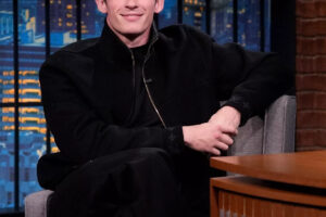 CALLUM TURNER VISTE DE LOUIS VUITTON EN ‘LATE NIGHT WITH SETH MEYERS’