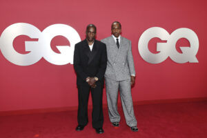 CLIPSE VISTE DE LOUIS VUITTON EN LOS PREMIOS GQ MEN OF THE YEAR 2025 EN LOS ÁNGELES