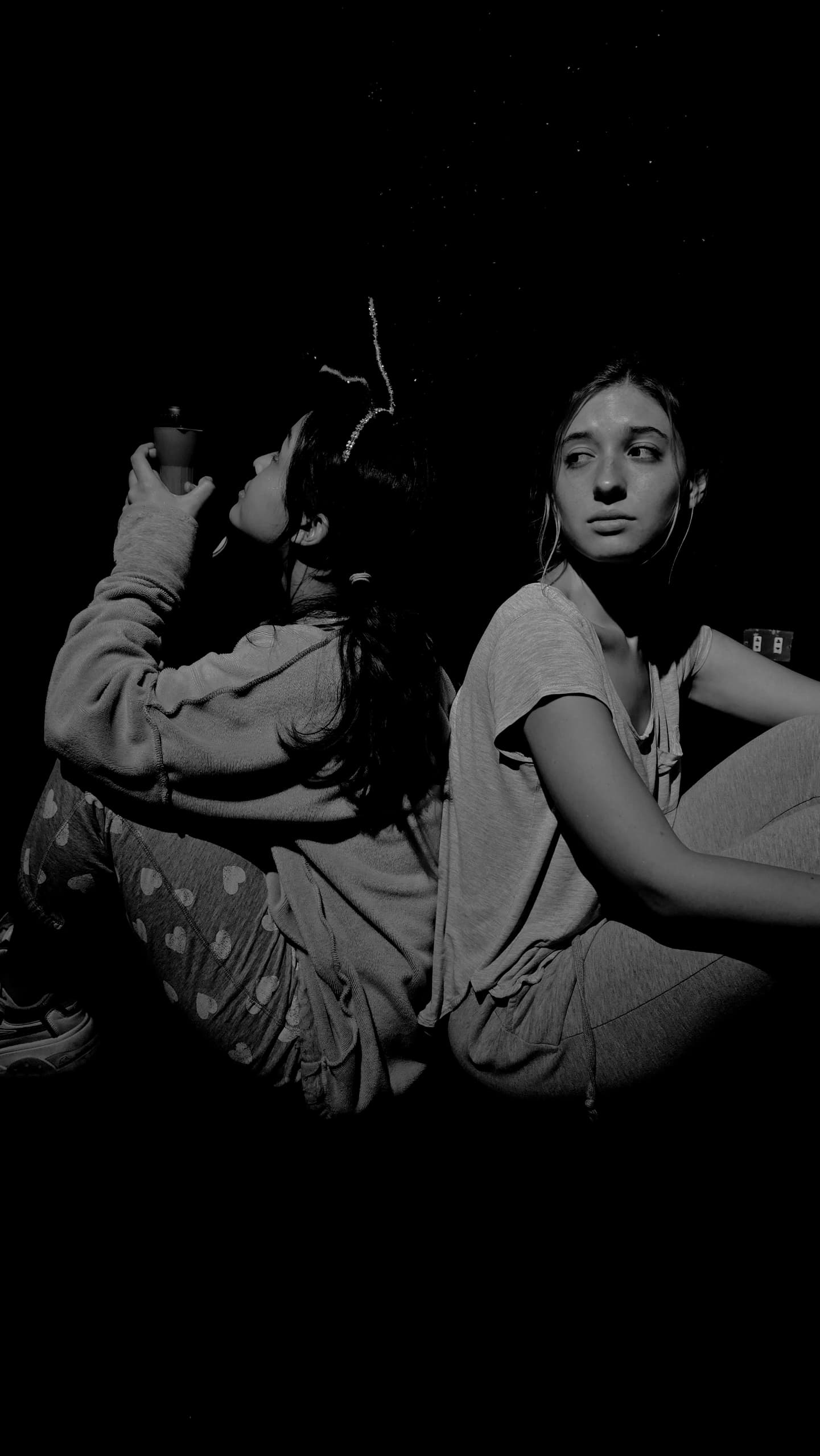 Fereteatro estrena su décimo montaje, «Fondo negro con luciérnagas», una fábula teatral sobre el abismo y la redención