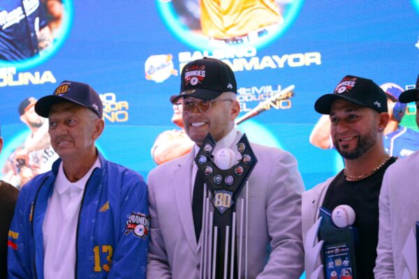 “El Potro” Álvarez fue reconocido por la Liga Venezolana de Béisbol por su labor y compromiso en la pelota criolla