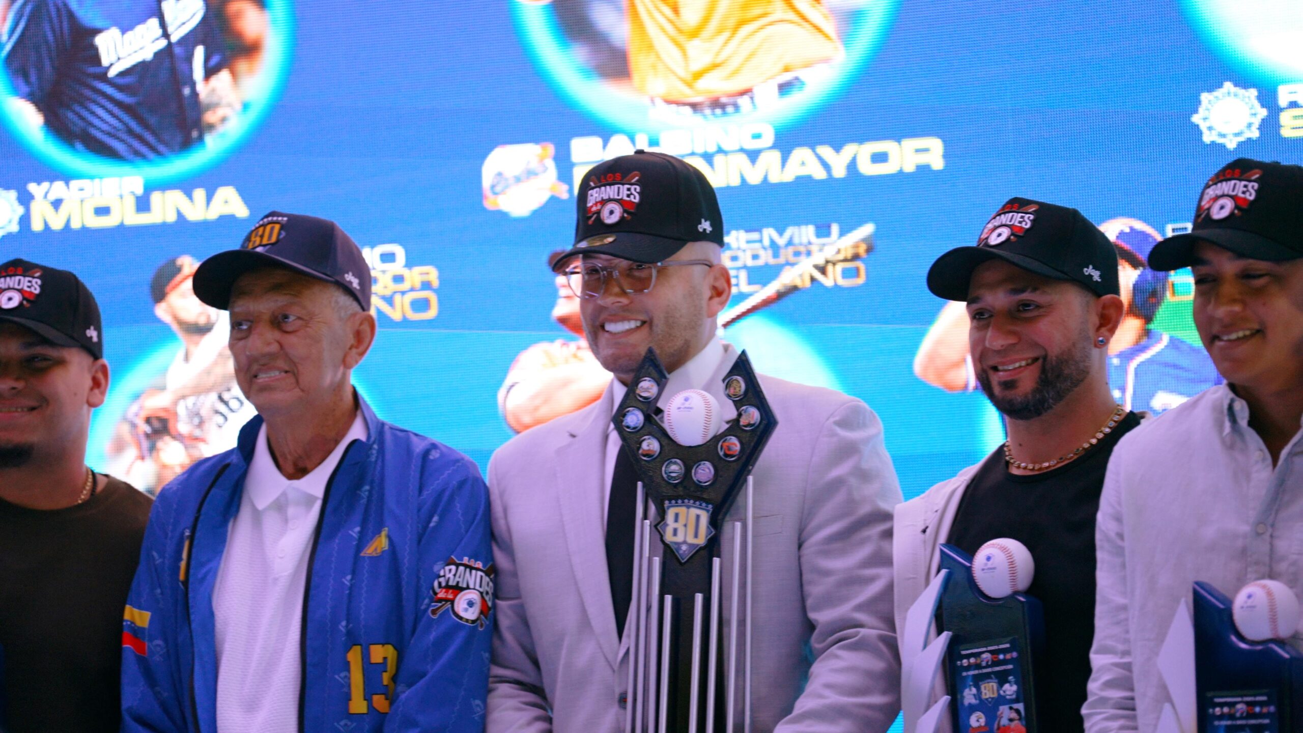 “El Potro” Álvarez fue reconocido por la Liga Venezolana de Béisbol por su labor y compromiso en la pelota criolla