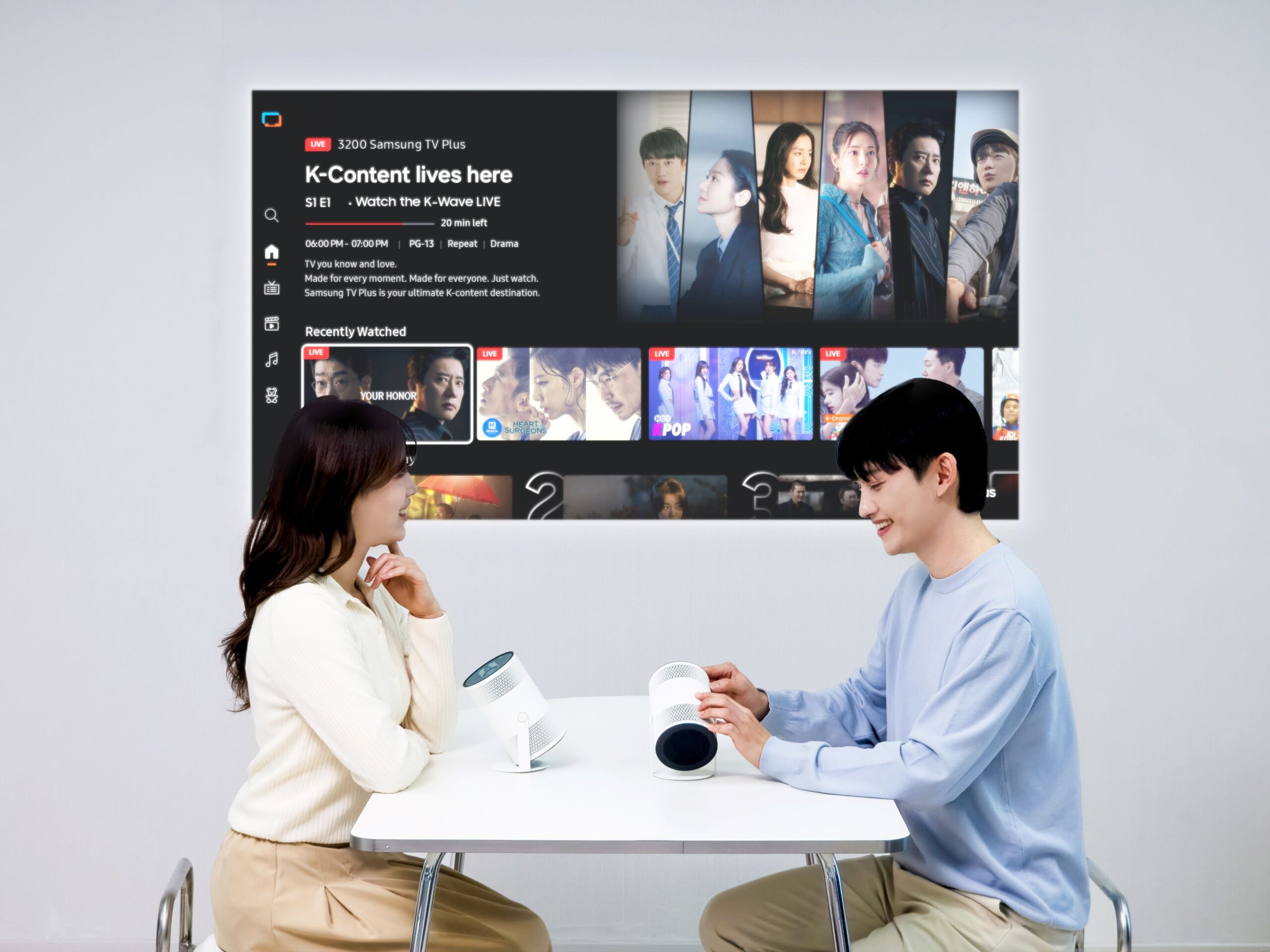 Samsung Electronics anunció hoy el lanzamiento global de The Freestyle+, su último proyector portátil impulsado por IA