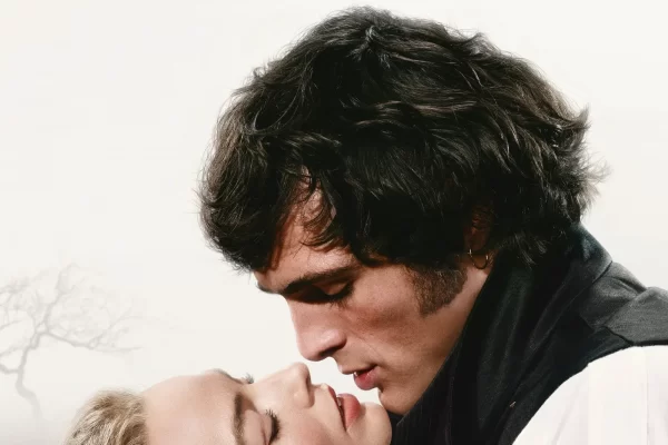 Cumbres Borrascosas: El Delirio Gótico-Punk de Emerald Fennell