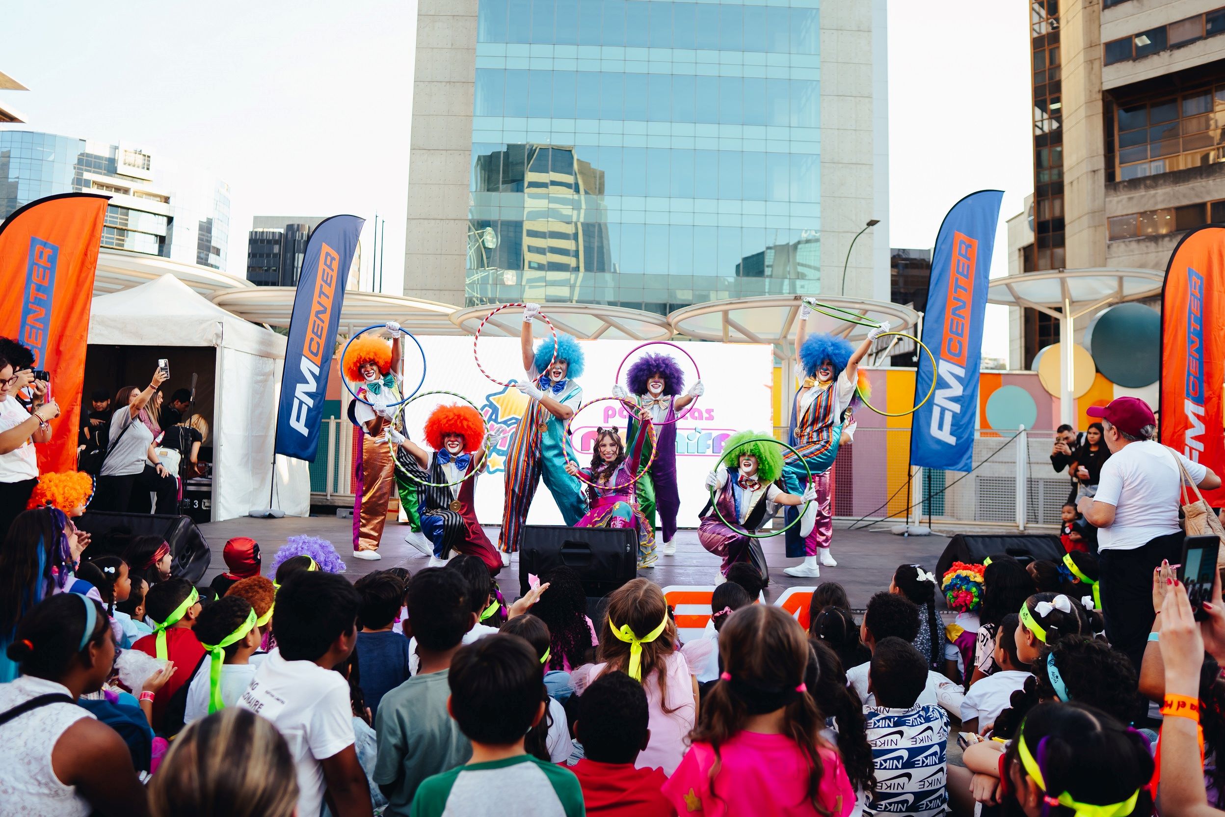 Alma el musical y las Payasitas Nifu Nifa ponen a bailar a los niños con “Hula Hoop” (NP.- Alma el musical y las Payasitas Nifu Nifa ponen a bailar a los niños con “Hula Hoop”)