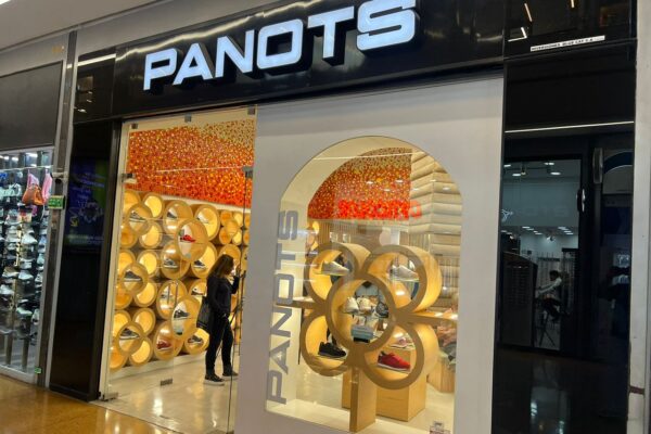 PANOTS incorpora el MURAL de TAPAS recicladas MÁS GRANDE del MUNDO