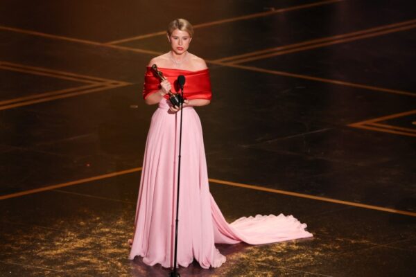 «¡Qué orgullo!»: La ciudad natal irlandesa aclama a la ganadora del Oscar, Jessie Buckley.