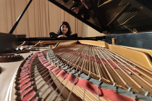 Sylvia Constantinidis, orgullo neoespartano, celebra la Fiesta de la Francofonía y el Mes de la Mujer lanzando un nuevo disco en homenaje a Erik Satie