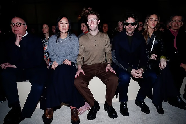 Mark Zuckerberg se presentó tarde en Prada en Milán y retrasó todo el desfile