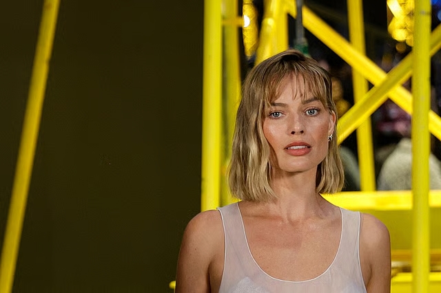 Margot Robbie estrena un bob chic en la Semana de la Moda de París, abandonando las ondas dramáticas de época