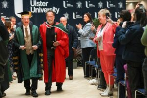 Schwarzenegger recibe un doctorado honoris causa en Irlanda del Norte.