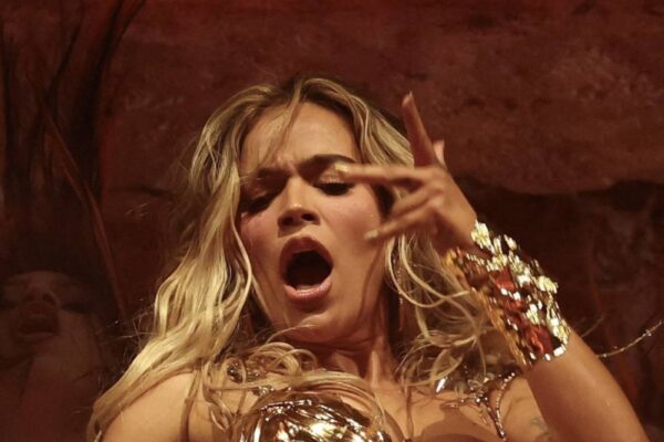 Karol G rinde homenaje a los latinos en su actuación estelar en Coachella: «Me siento orgullosa».