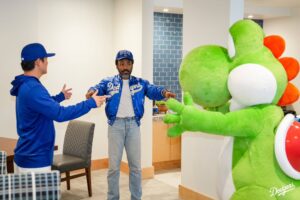 De los videojuegos al montículo: La noche mágica de Yoshi en Los Ángeles