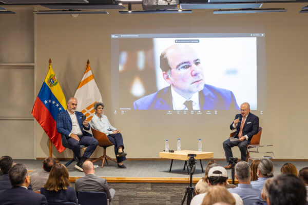 UNIMET REUNIÓ A EXPERTOS PARA DEBATIR LOS DESAFÍOS Y OPORTUNIDADES DE UNA DOLARIZACIÓN FORMAL EN VENEZUELA